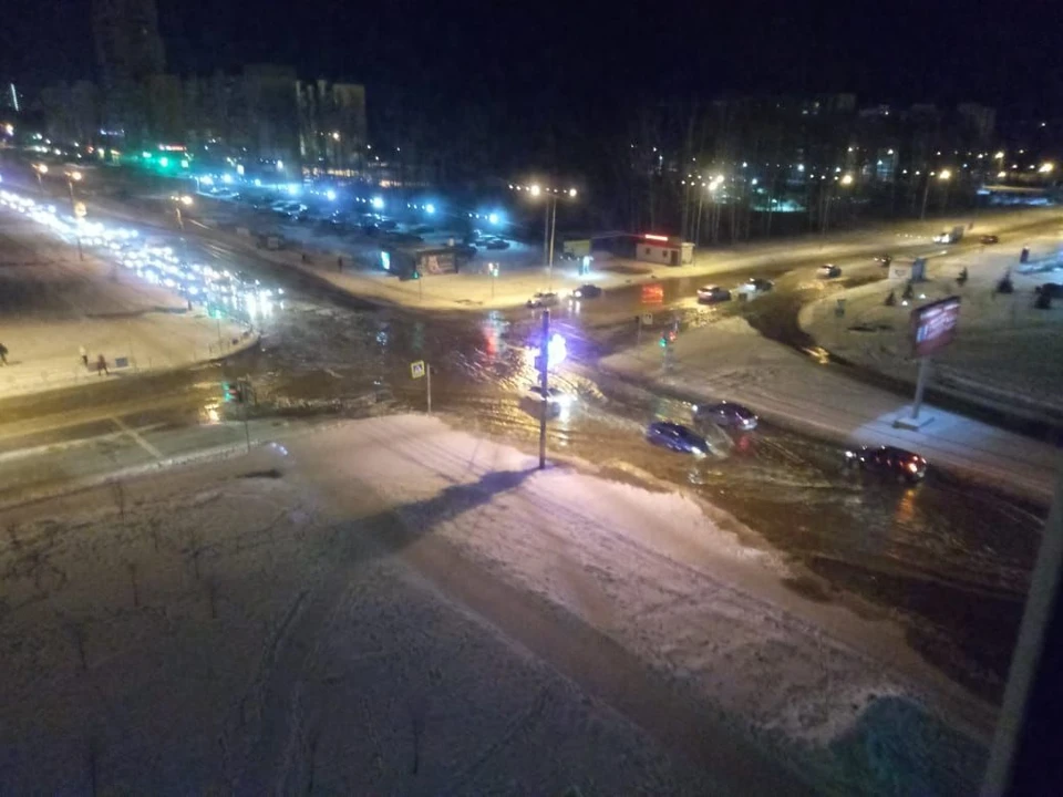 Автолюбителям приходится трансформировать свои машины в лодки. Фото: пресс-служба мэрии Челябинска
