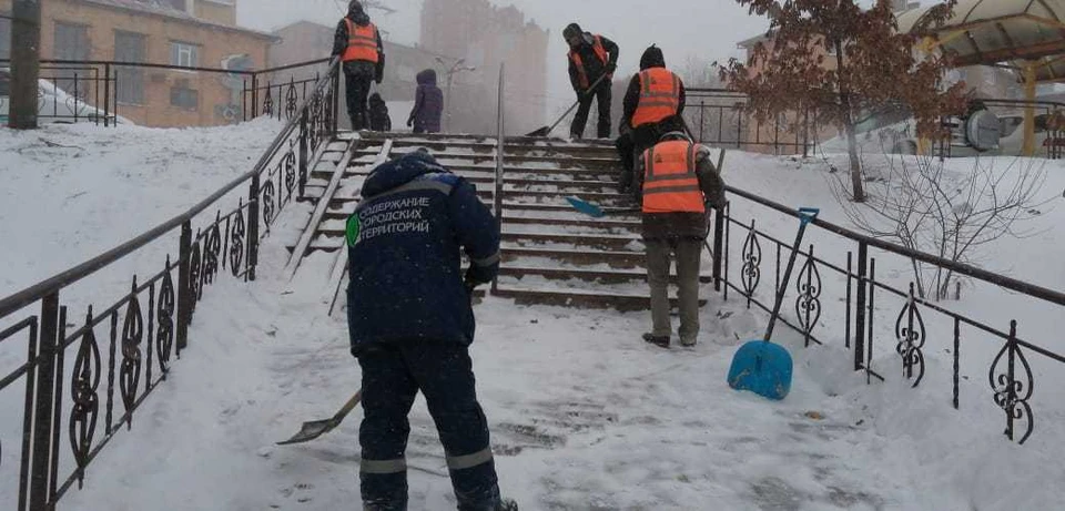 195 человек и более 100 единиц техники задействовала мэрия в уборке снега во Владивостоке. Фото: vlc.ru