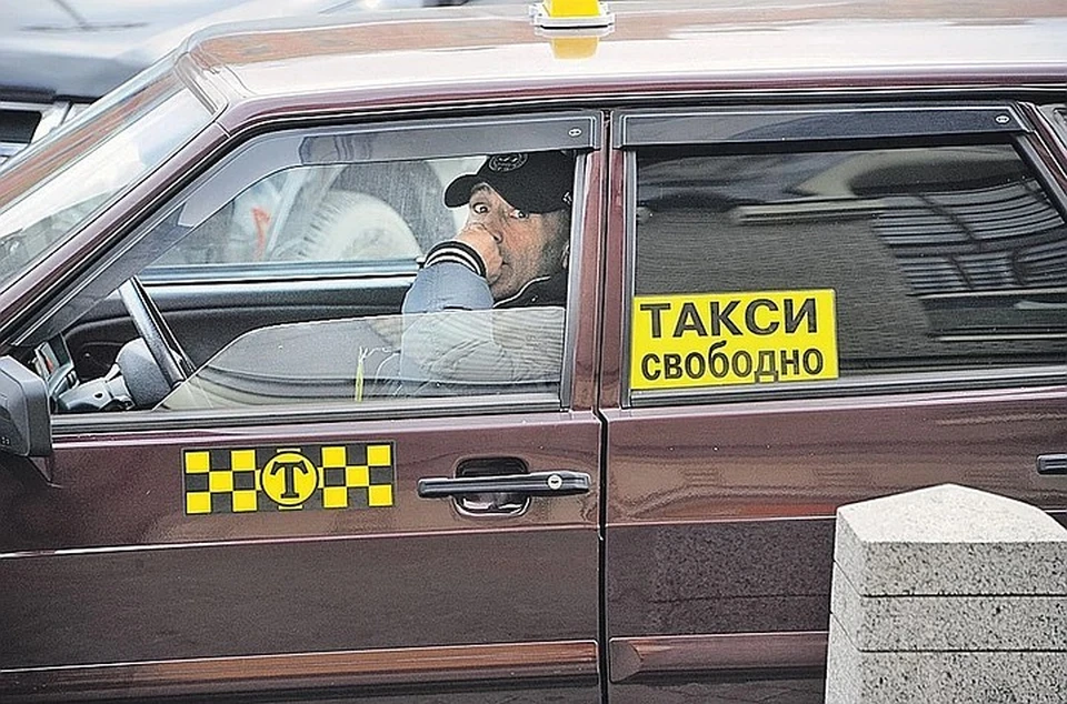 Таксисты жалуются на условия труда, но продолжают работать.