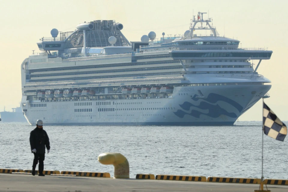 В Японии с охваченного коронавирусом лайнера сняли карантин