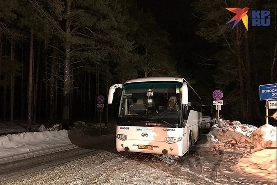 Несколько автобусов доставляют людей в аэропорт