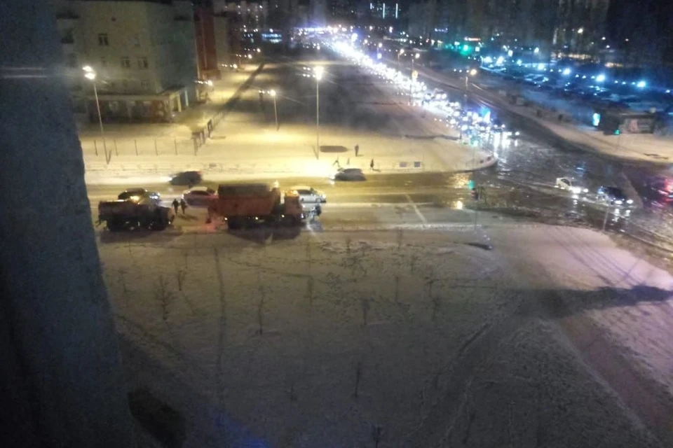 Машинам приходилось буквально проплывать по дорогам. Фото: пресс-служба администрации Челябинска