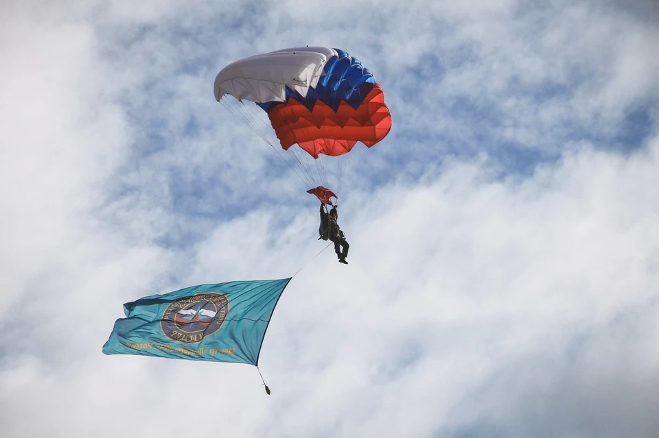 Спасатели развернули российский флаг и флаг МЧС