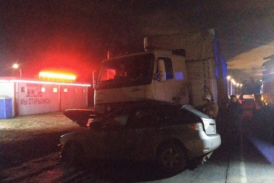 В Новом Девяткино "Субару" влетел под припаркованный грузовик. Фото: vk.com/spb_today