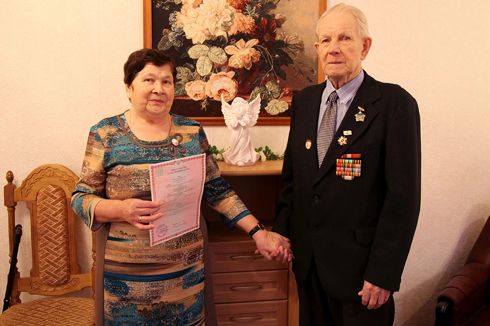 В Волхове поженились 95-летний пенсионер и 77-летняя женщина.