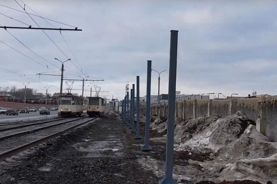 Ближайший жилой дом находится в трех километров от участка с защитными экранами. Фото: Роман Никитин