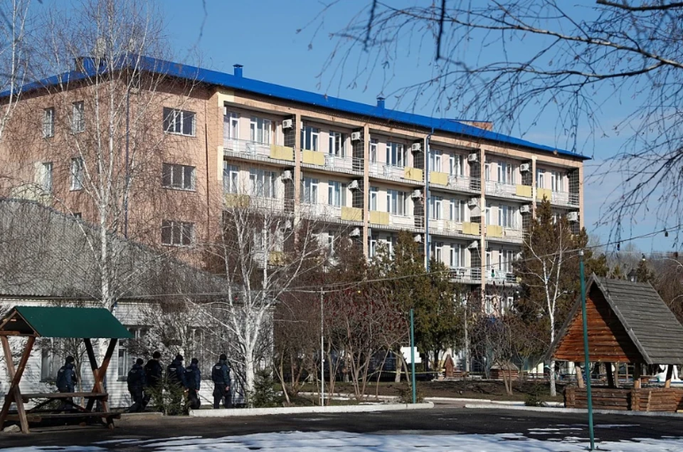 Украинская полиция «взяла в кольцо» санаторий с эвакуированными из китайского Уханя