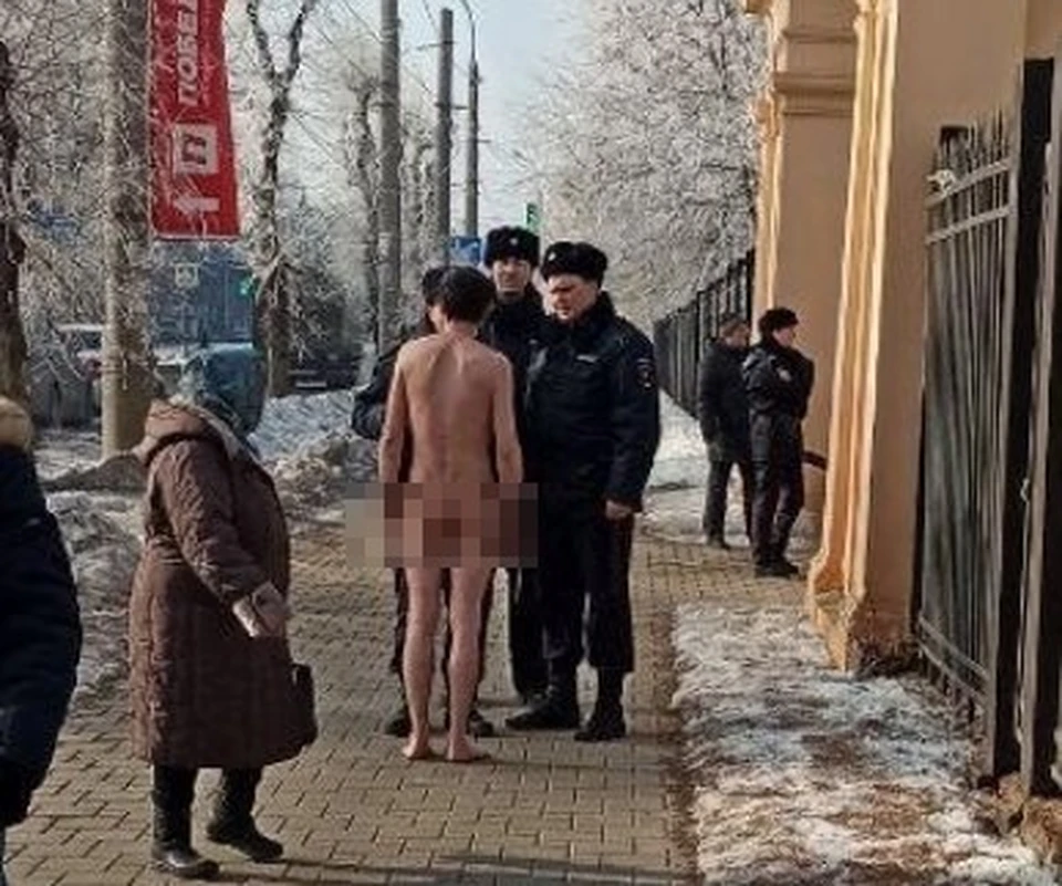 Обнаженный мужчина пришел протестовать. Фото: твиттер Михаила Матвеева