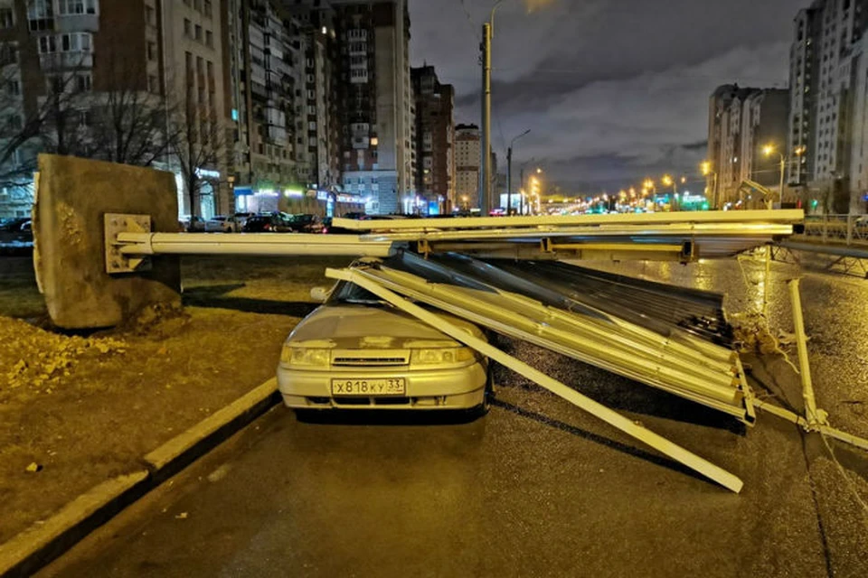 Ураганный ветер повалил рекламные щиты и деревья в Петербурге