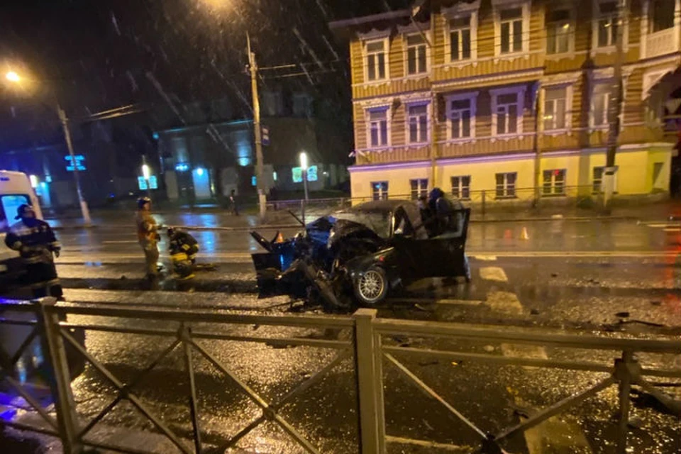 BMW разбилось всмятку о стоящий автобус в Петербурге, двое пострадали