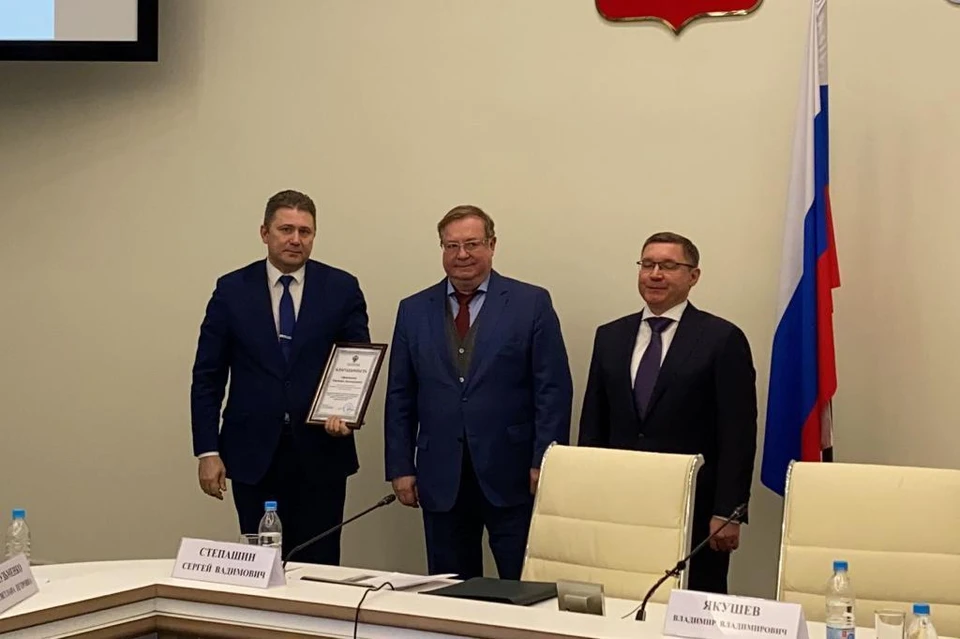 Награду из рук председателя Общественного совета Сергея Степашина и Министра строительства и жилищно-коммунального хозяйства РФ Владимира Якушева получил министр промышленности, энергетики и жилищно -коммунального хозяйства Красноярского края Евгений Афанасьев.