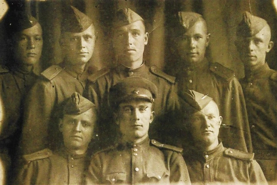 Владилен Лях среди курсантов военного училища (второй слева, верхний ряд), 1943 год.
