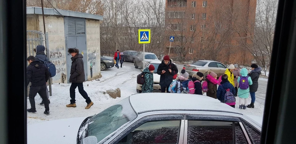 Больше 50 школ Красноярска получили сегодня сообщения о минировании.