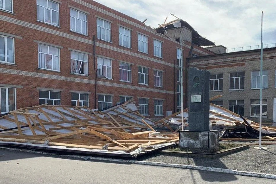 В Тамани ветер сдул крышу школы