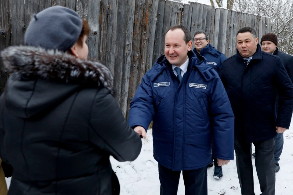 Во время визита глава компанииПавел Ливинский (справа), встретился с жителями города Кимры. Фото: компания "Россети"