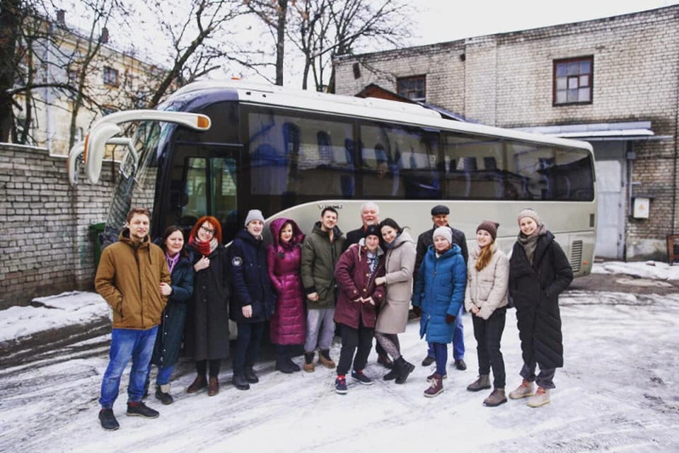 Коллектив ТЮЗА выехал в Москву с утра на автобусе. Фото: ТЮЗ
