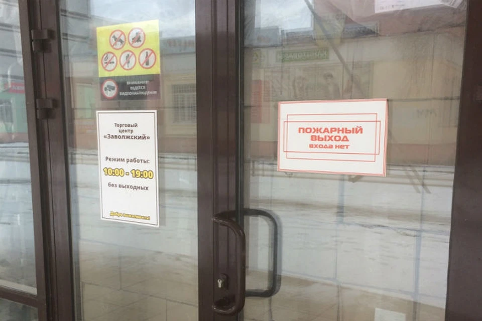 Выход заставлен коробками. ФОТО: группа "Подслушано в Ярославле" ВКонтакте
