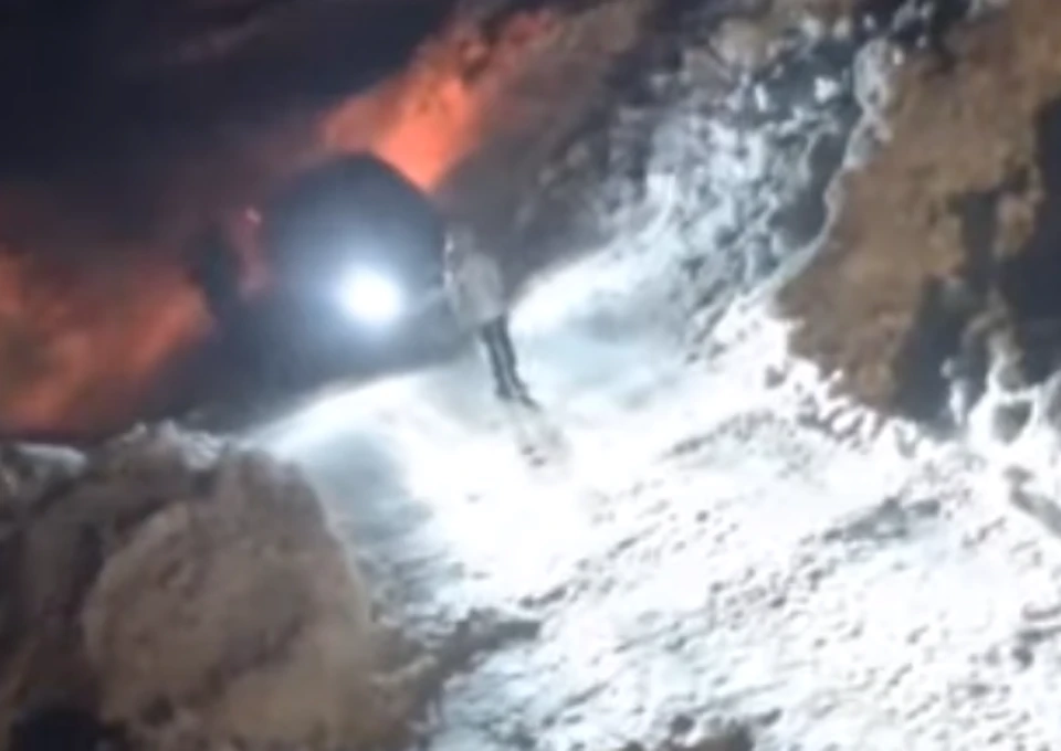 В момент нападения в машине находилась пассажирка, но давать показания полицейским она отказалась. Фото: sreenshot видео паблика "ТНТ Березники"