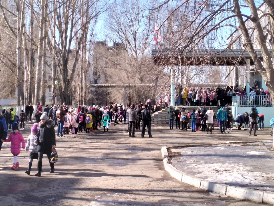 Эвакуация из школы №23 в Саратова. Фото соцсетей