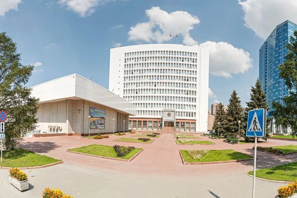 Хозяйственное управление новосибирского правительства заказало услуги по мытью окон в зданиях органов власти.