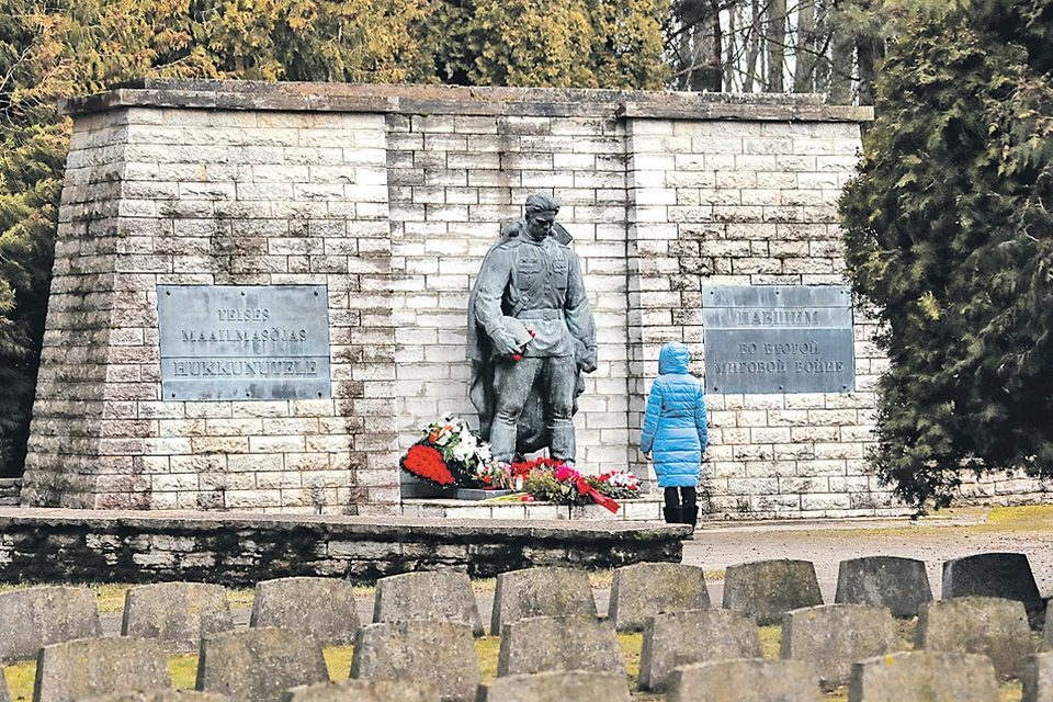 Памятник воину - освободителю Таллина от немецко-фашистских захватчиков «Бронзовый Солдат» из центра столицы перенесли на военное кладбище. Фото: Валерий ШАРИФУЛИН/ТАСС