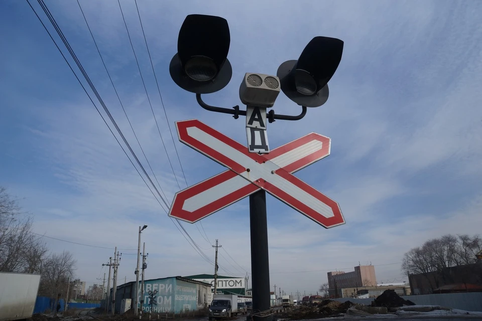 Дорожный знак с говорящей надписью предостерегает водителей от опрометчивой поездки по Заводскому шоссе