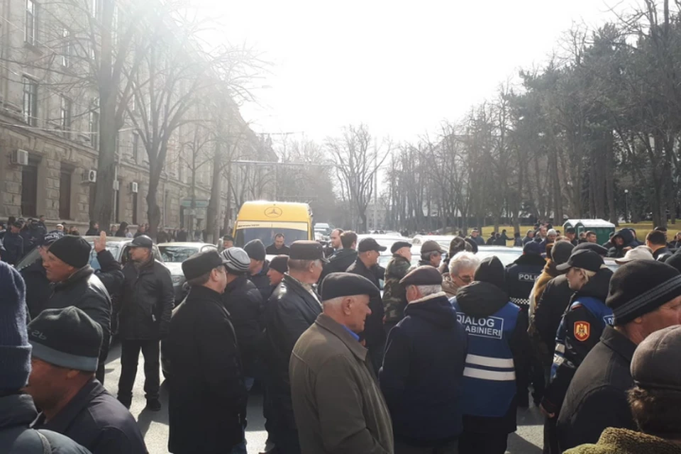 Протестующие перекрыли центральные улицы Кишинева и их не волновали ни умершие, ни люди в горе, ни маленькие дети.