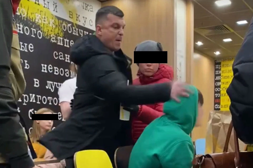 Директор торгового комплекса в Мурманске Николай Иванченко слишком бурно отреагировал на поведение подростков. Фото: скриншот видео