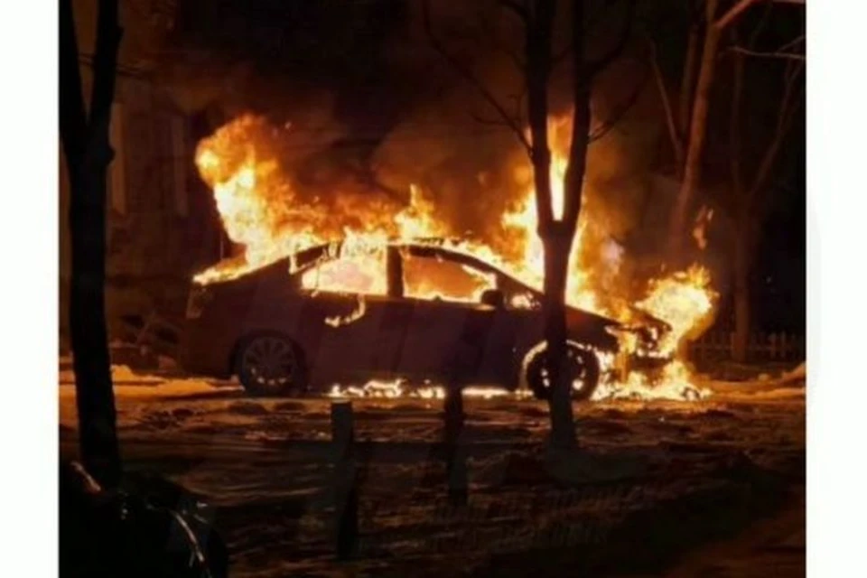 Ночью во Владивостоке сгорела Toyota Sai