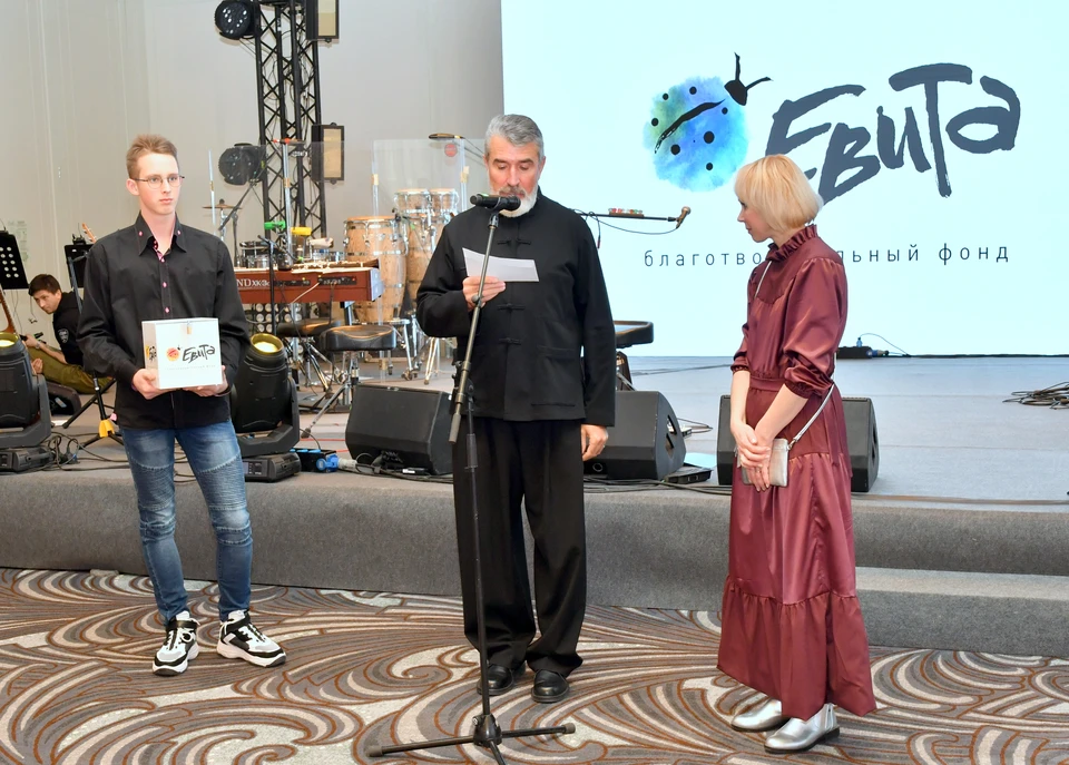Владимир Аветисян передает фонду "ЕВИТА" пожертвование от своего сына. Фото: БФ "ЕВИТА"