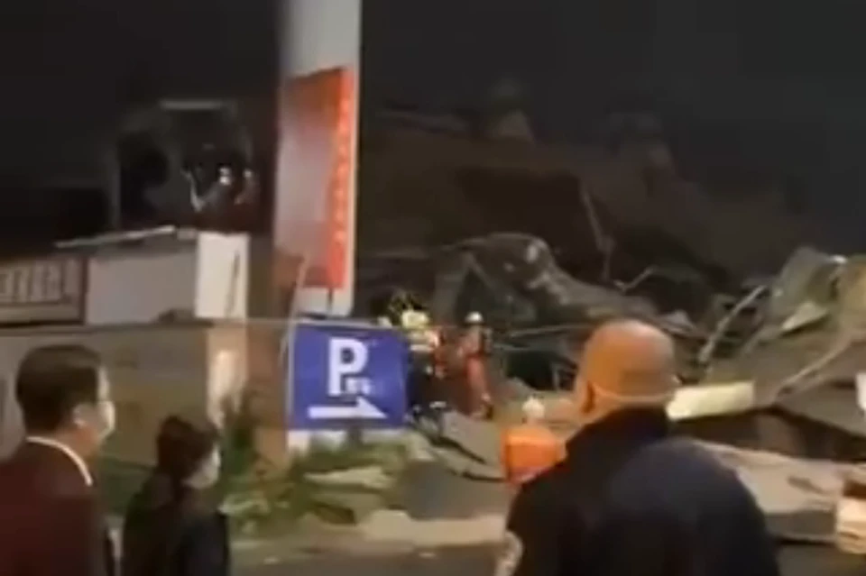 Спасатели вытащили из-под завалов уже почти 30 человек