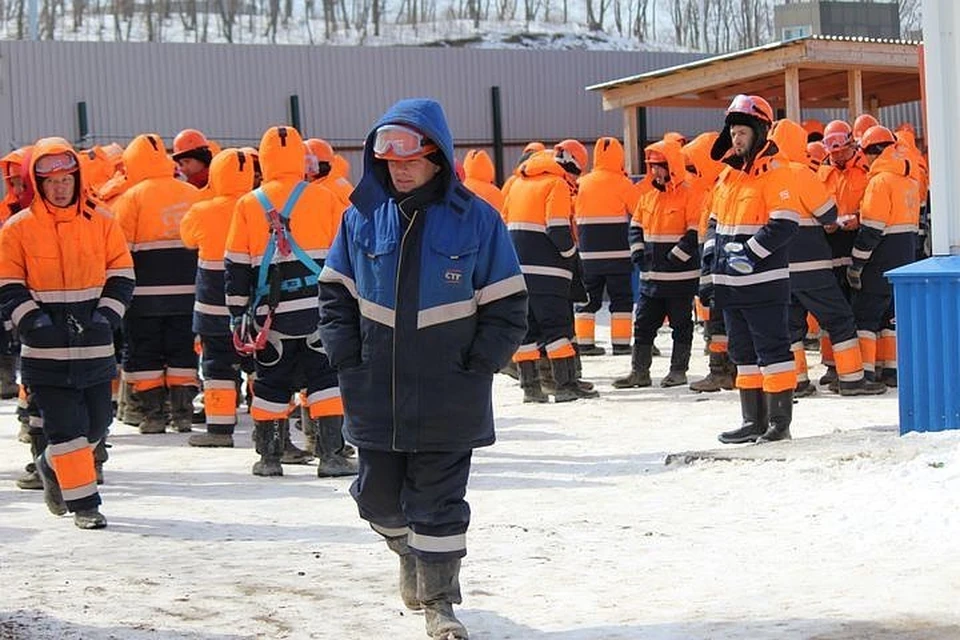 Рабочие вышли на митинг на острове Русский