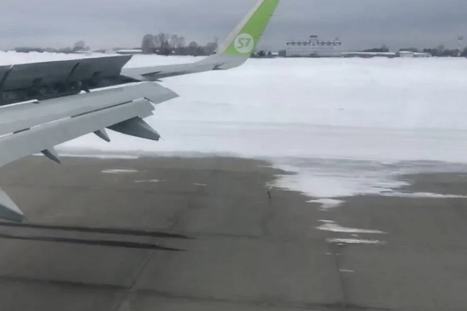 Пассажиру стало плохо: самолет из Иркутска экстренно сел в Кемерове