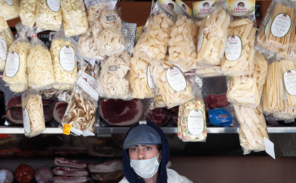 Продавец продуктовой лавки в ожидании покупателей, Рим, 12 марта 2020 г.
