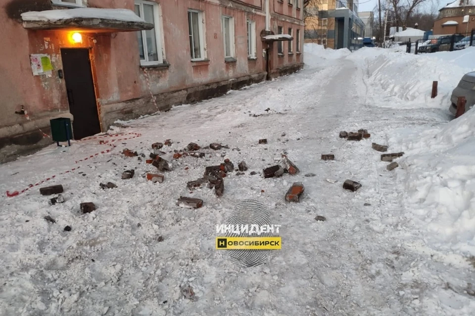 Кирпичи упали прямо перед подъездами. Фото: «Инцидент Новосибирск»