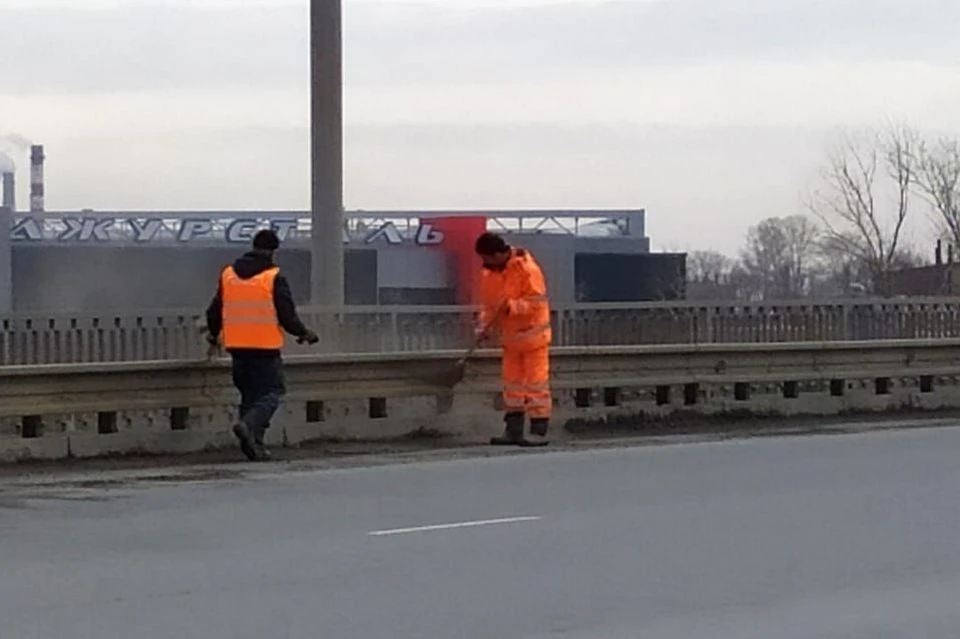 В субботу дорожные рабочие боролись с грязью вдоль дорог в промзоне... Фото: cheladmin.ru
