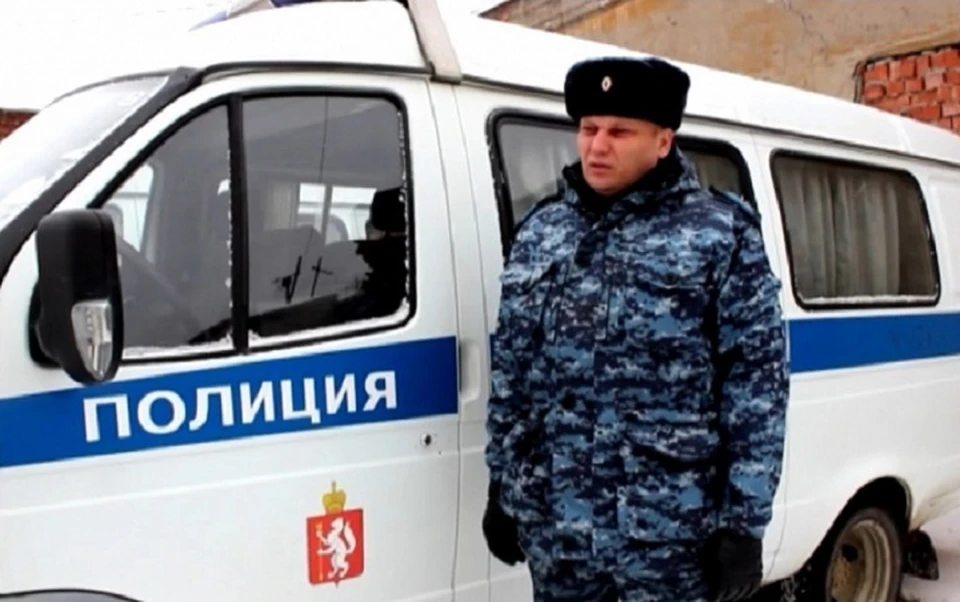 Дениса Гудимова, как и спасенного им водителя, пришлось вести в больницу. Фото: МВД России