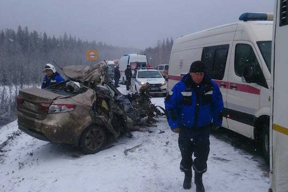 Погибли три человека. Фото: пресс-служба ГУ МЧС по Свердловской области.