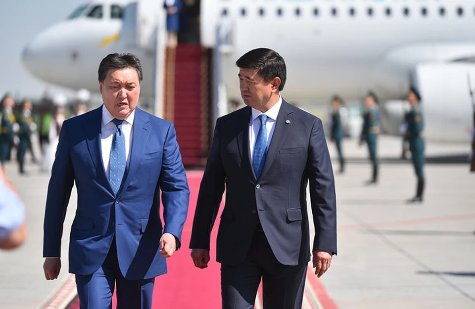 Премьер-министр Кыргызстана Мухаммедкалый Абылгазиев переговорил по телефону с казахстанским коллегой Аскаром Маминым.