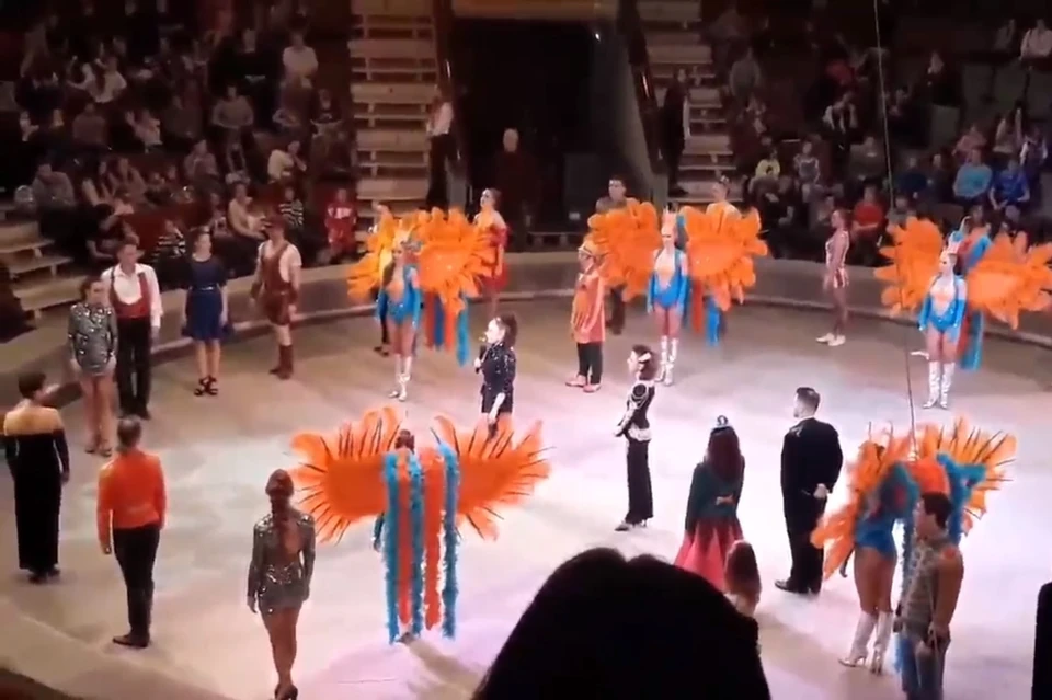Многие зрители снимали речь на видео. Фото: Черное&Белое Магнитогорск, vk.com