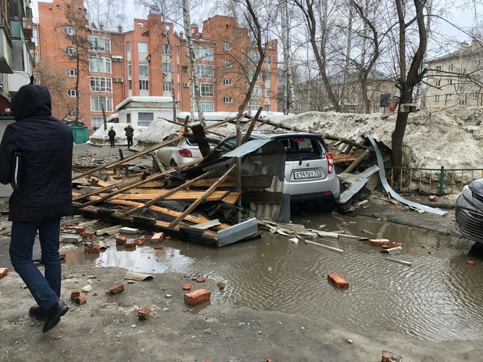 С дома по ул. Усова, 42 сильным порывом ветра сорвало часть кровли. Пострадали припаркованные поблизости машины.