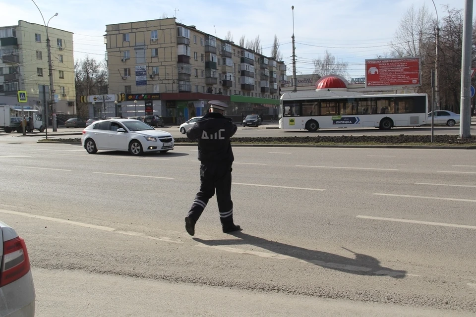 Автоинспекторы дежурят на переходах