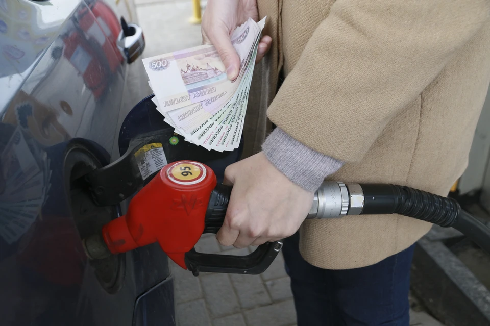 По мнению автоблогера Александра Михельсона, цены на бензин будут расти – понемногу, незаметно, но при этом постоянно