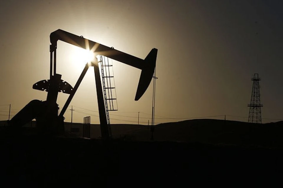 Цена на нефть начала расти после резкого снижения в среду