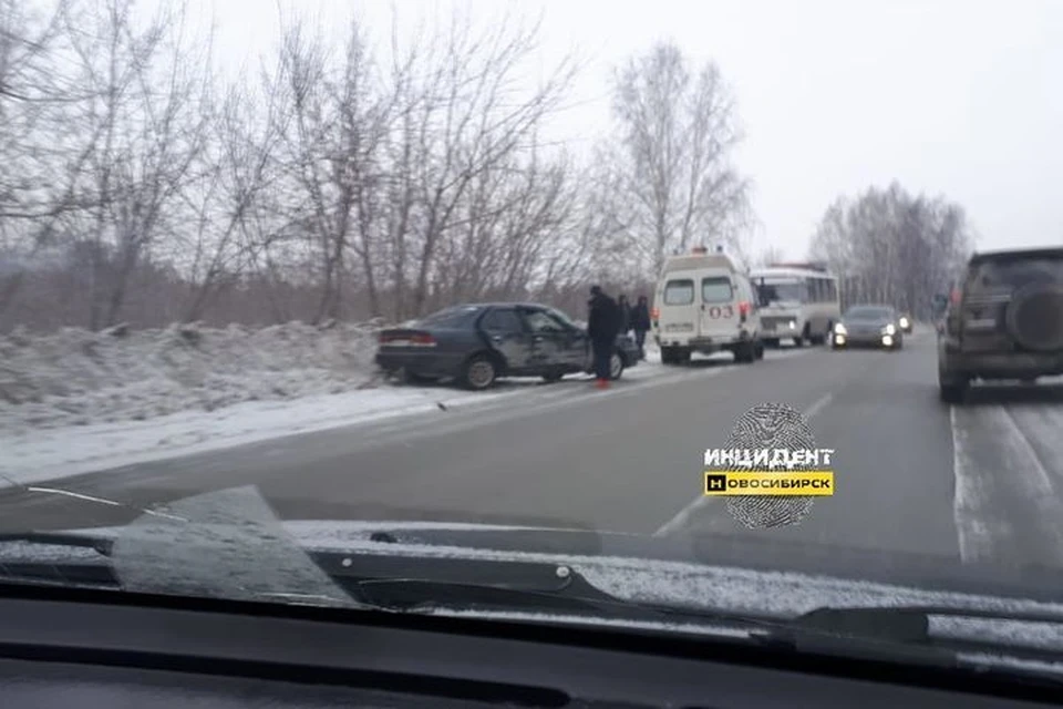 На месте аварии работала «Скорая помощь». Фото: «Инцидент Новосибирск»