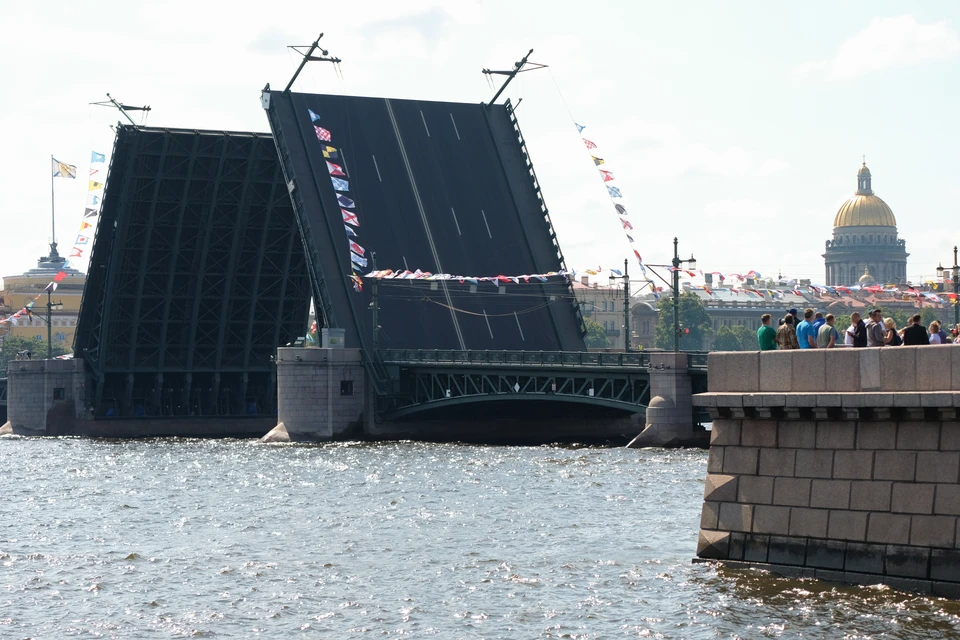 С 10 апреля в Петербурге начинается сезон разводных мостов.