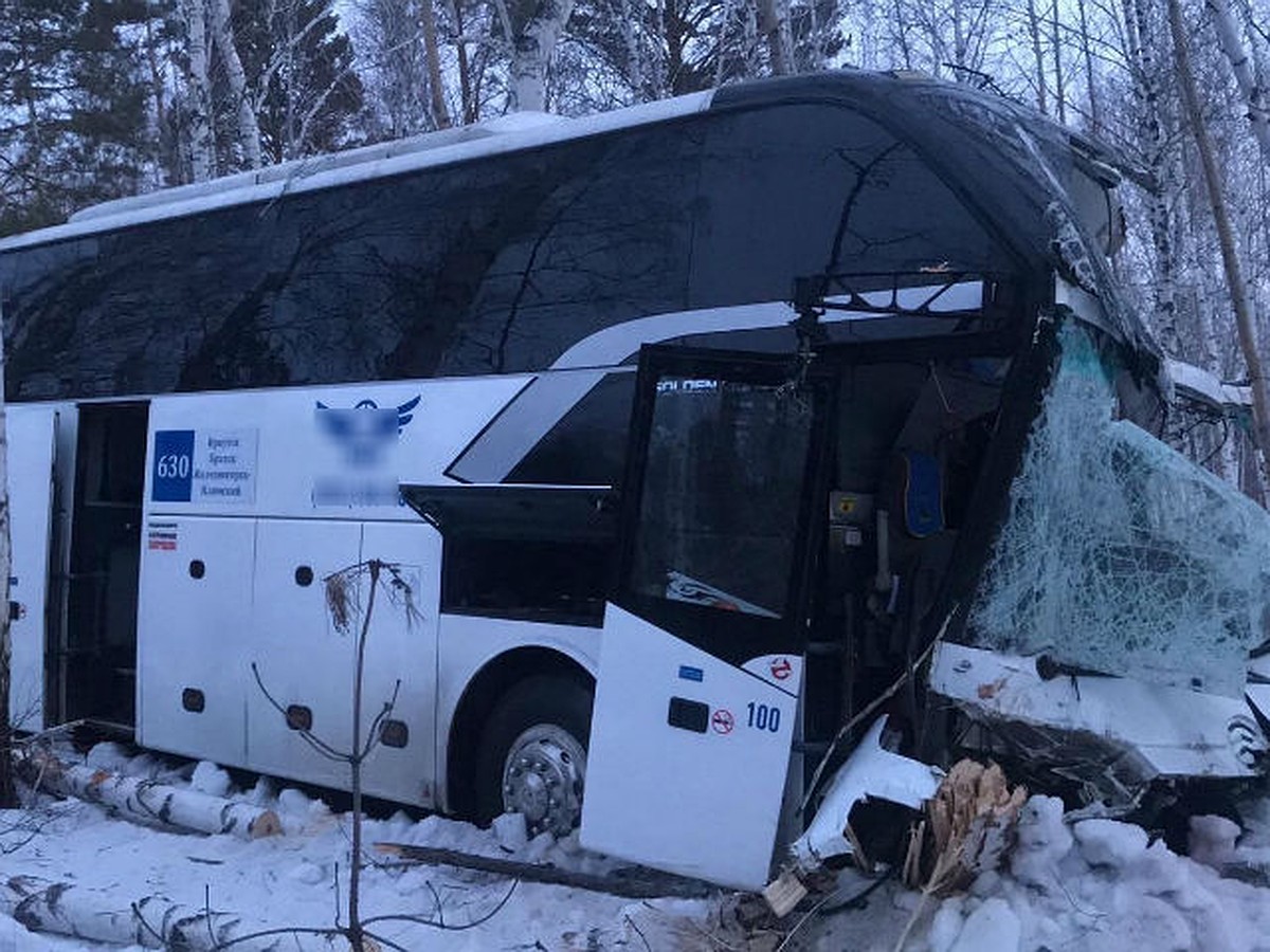 Водитель уснул за рулем: рейсовый автобус попал в ДТП на трассе в Иркутской  области - KP.RU