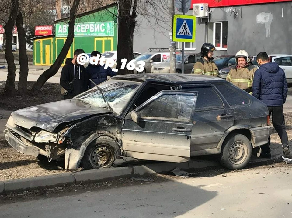 По предварительным данным, пострадали водитель и пассажир "четырнадцатой". Фото: vk.com/dtp_163
