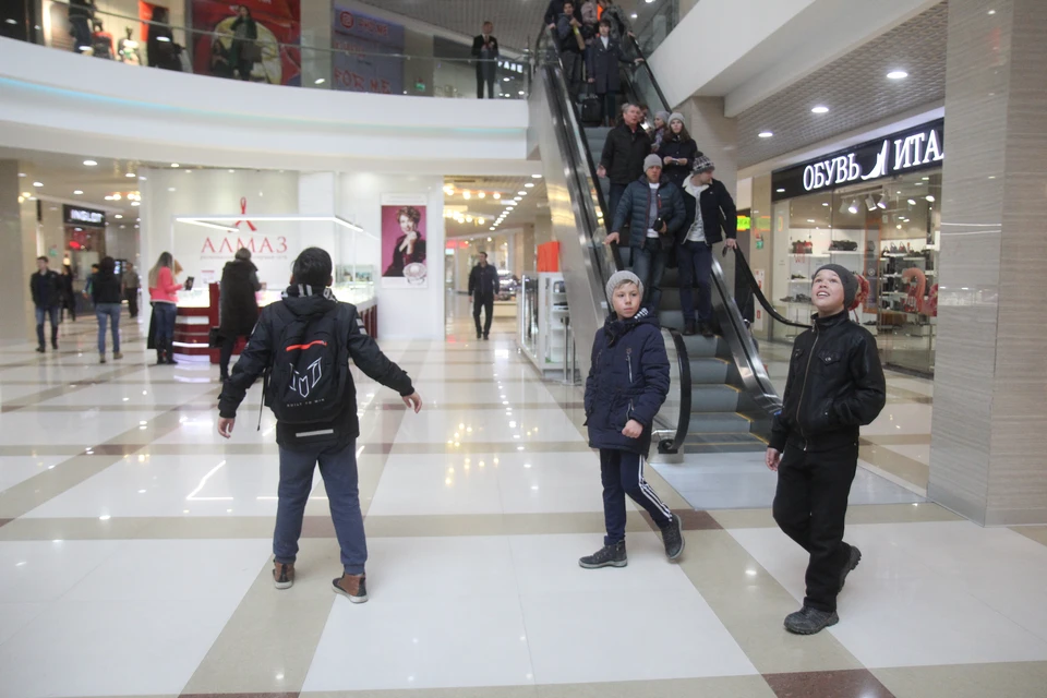 Школьники любят гулять по торговому центру.