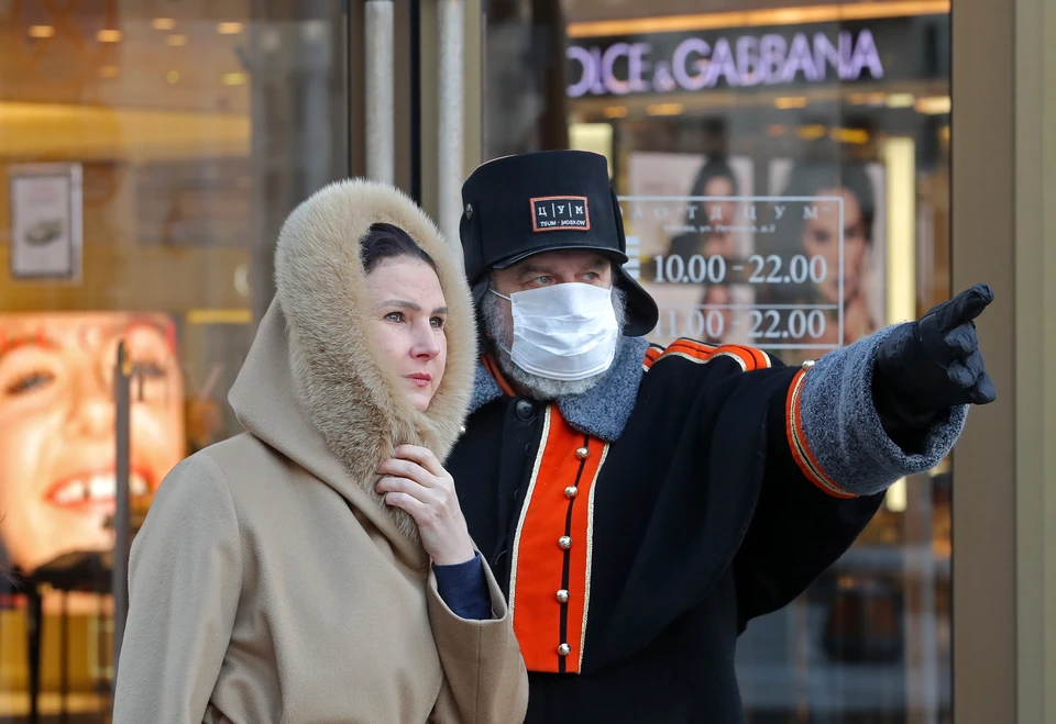 Сотрудник ЦУМа в защитной маске во время пандемии коронавируса COVID-19. Фото: Сергей Карпухин/ТАСС